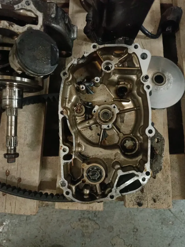 Motor de Suzuki Sixteen 125 en despiece.