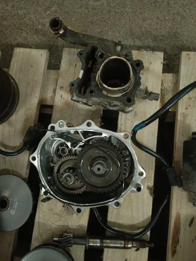 Motor de Suzuki Sixteen 125 en despiece.