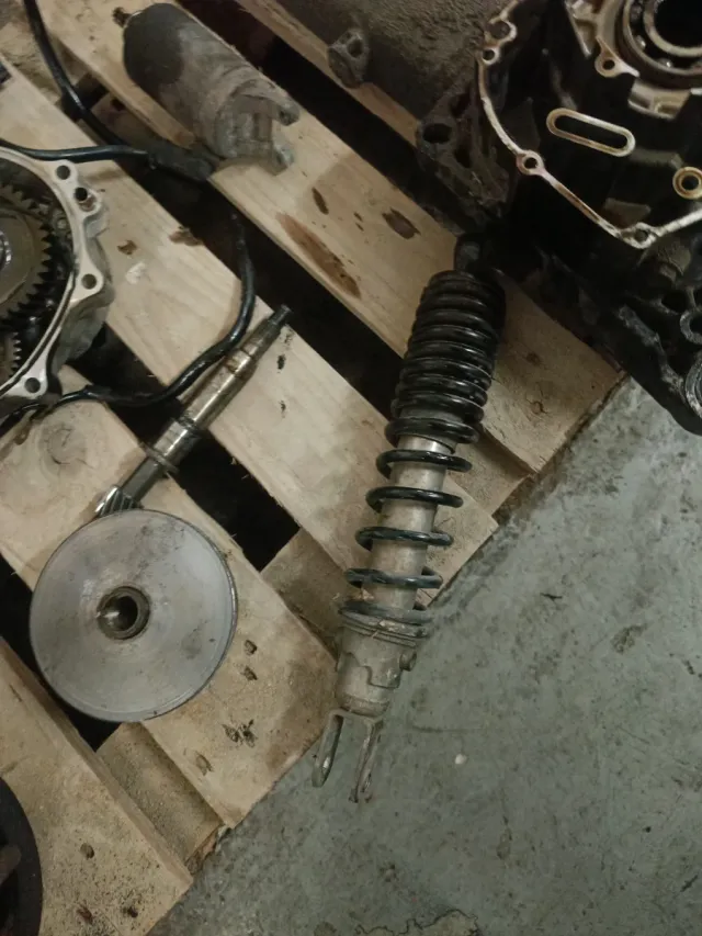 Motor de Suzuki Sixteen 125 en despiece.