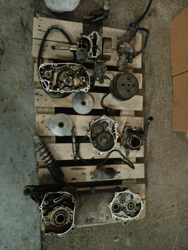 Motor de Suzuki Sixteen 125 en despiece.