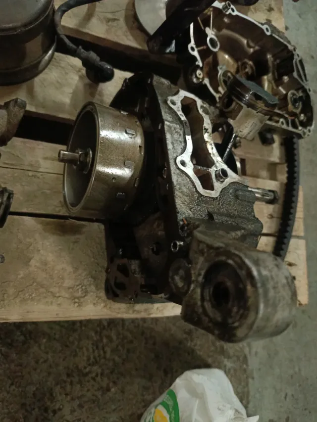 Motor de Suzuki Sixteen 125 en despiece.