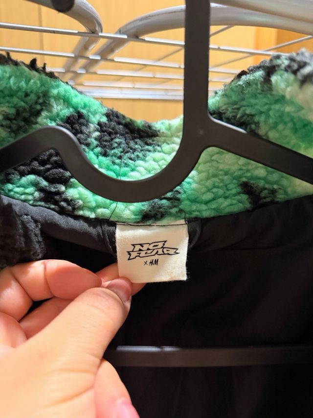 Chaqueta borrego tie-dye verde y negra