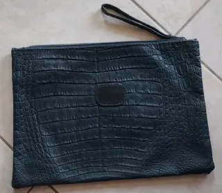 Pochette donna blu effetto coccodrillo