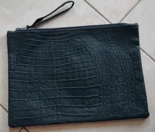 Pochette donna blu effetto coccodrillo