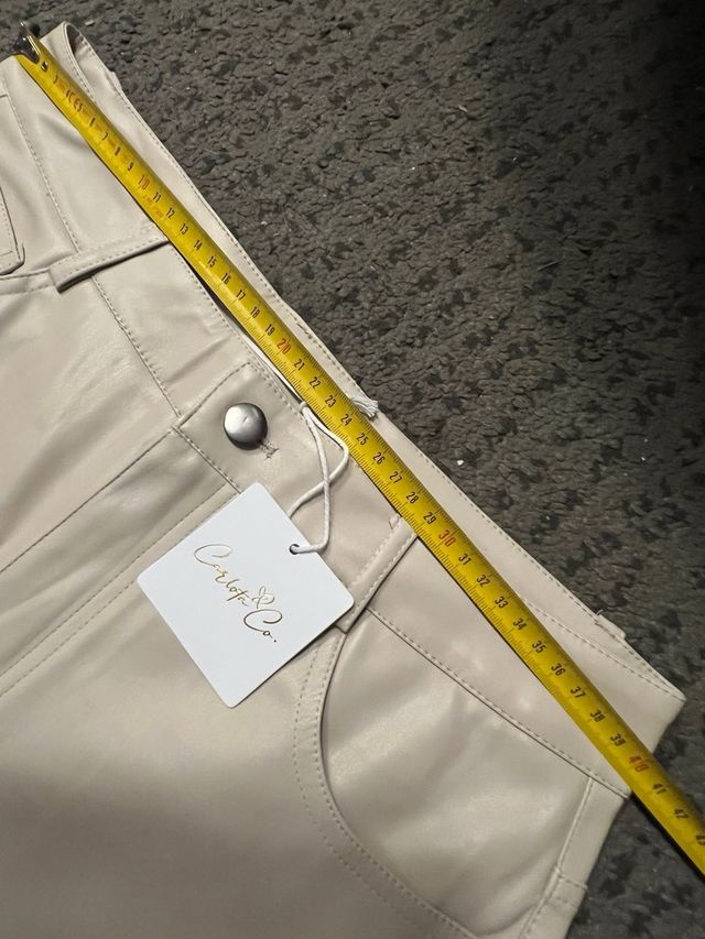 Pantalón polipiel Carlota & Co beige