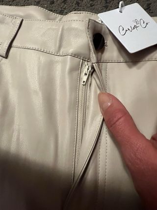 Pantalón polipiel Carlota & Co beige