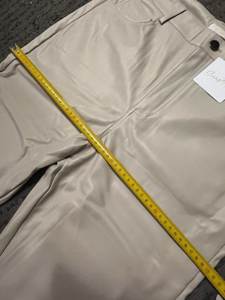 Pantalón polipiel Carlota & Co beige