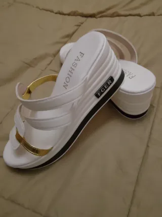 Sandalias cuña blancas y doradas sin usar
