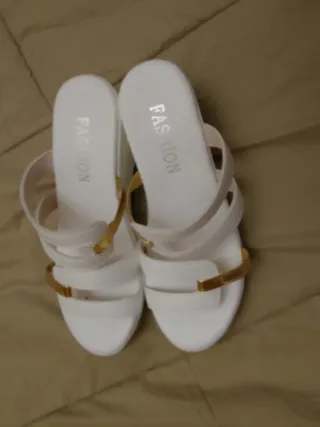 Sandalias cuña blancas y doradas sin usar