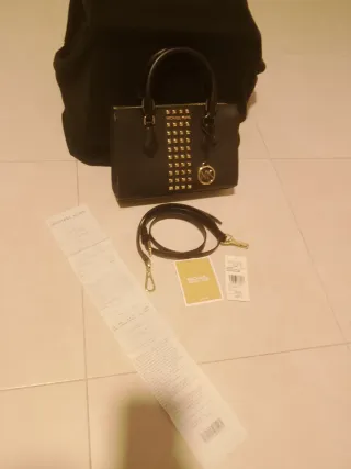 Bolso Michael Kors Negro con Tachuelas Doradas