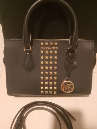 Bolso Michael Kors Negro con Tachuelas Doradas