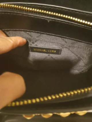Bolso Michael Kors Negro con Tachuelas Doradas