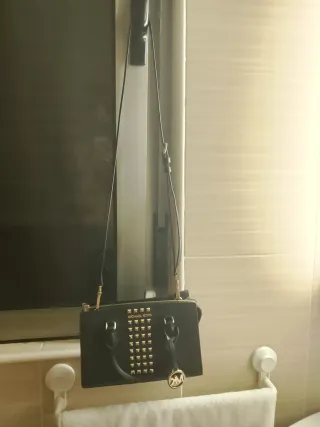 Bolso Michael Kors Negro con Tachuelas Doradas