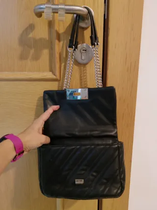 Bolso Parfois negro acolchado con cadena
