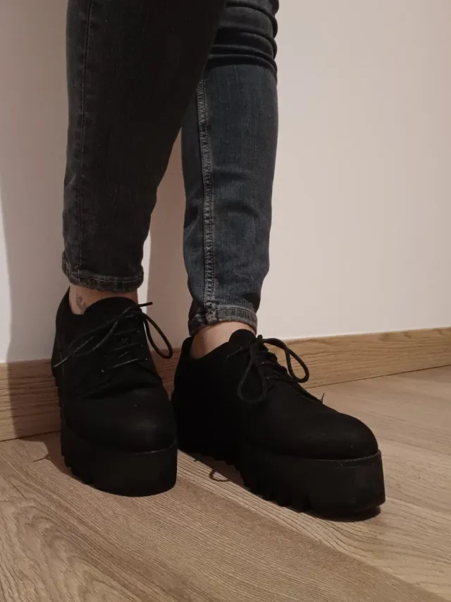 Zapatos de mujer con plataforma y cordones.