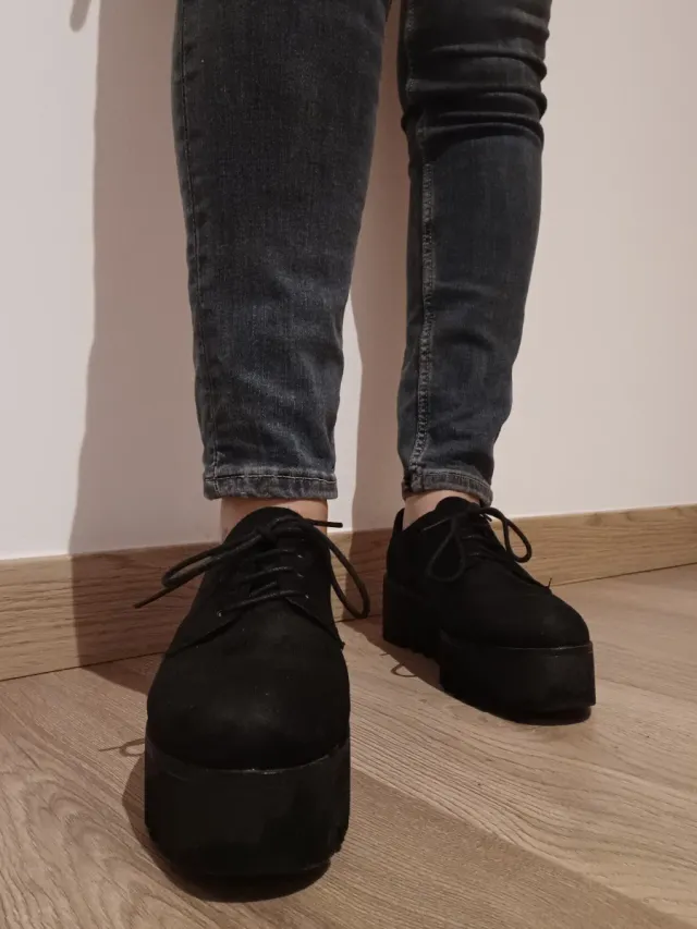 Zapatos de mujer con plataforma y cordones.