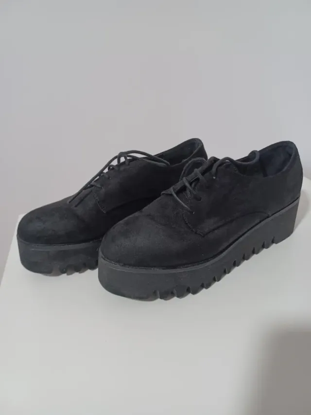 Zapatos de mujer con plataforma y cordones.