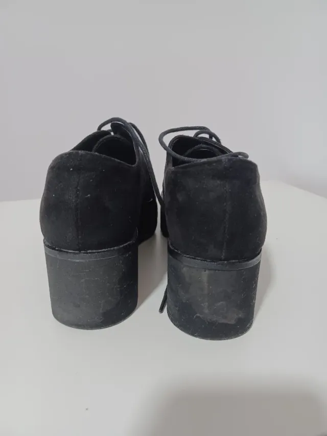 Zapatos de mujer con plataforma y cordones.