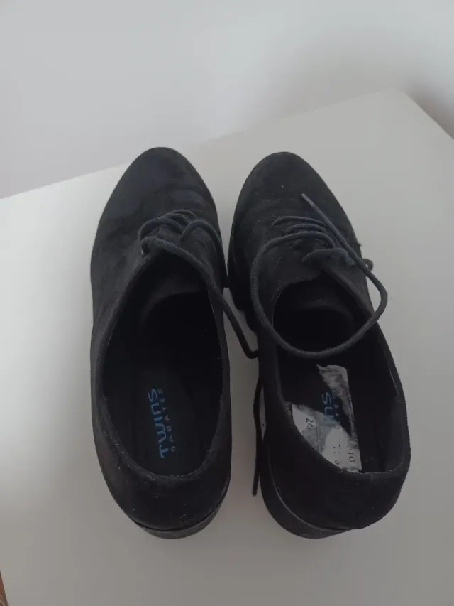 Zapatos de mujer con plataforma y cordones.