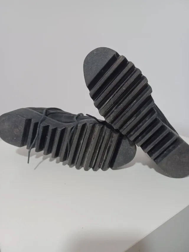 Zapatos de mujer con plataforma y cordones.