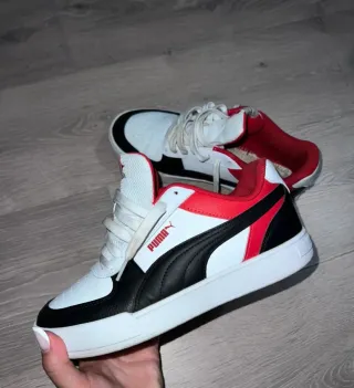 Deportivos Puma blancos, negros y rojos