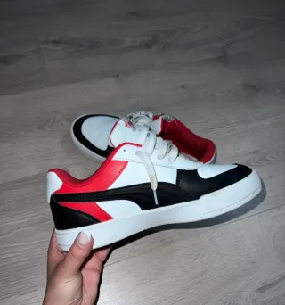 Deportivos Puma blancos, negros y rojos