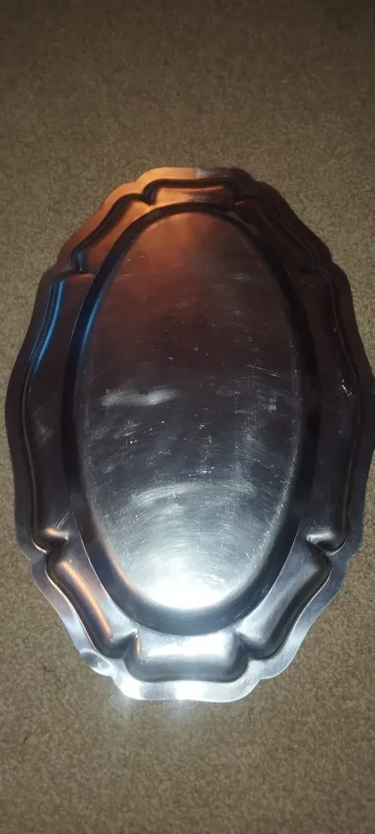 Bandeja metálica ovalada con borde festoneado