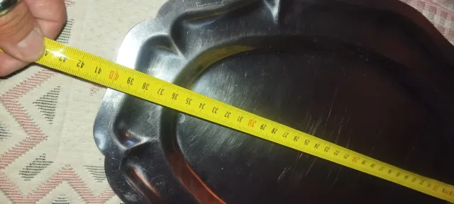 Bandeja metálica ovalada con borde festoneado