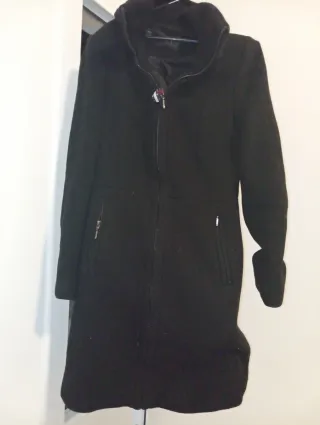 Abrigo negro largo con cremallera