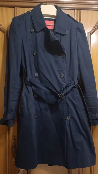 Gabardina azul marino con abertura atrás