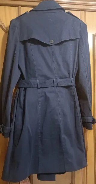 Gabardina azul marino con abertura atrás