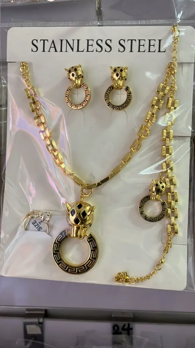 Conjunto de collar, pendientes y anillo