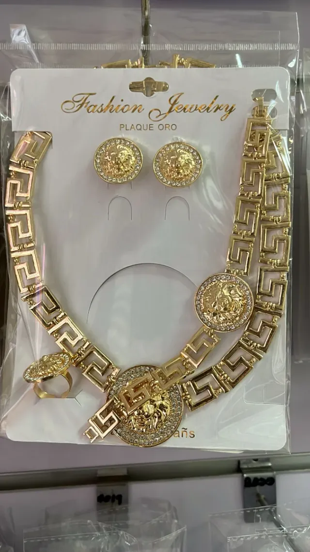 Conjunto de collar, pendientes y anillo