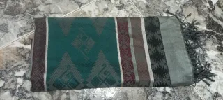 Pañuelo con diseño geométrico en tonos verdes