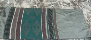 Pañuelo con diseño geométrico en tonos verdes