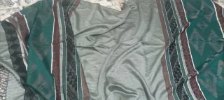 Pañuelo con diseño geométrico en tonos verdes