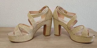 Zapatos de tacón dorados brillantes. N. 36
