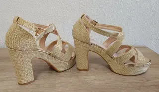 Zapatos de tacón dorados brillantes. N. 36