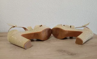 Zapatos de tacón dorados brillantes. N. 36