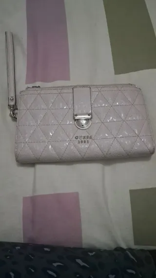 Cartera ,monedero,Guess,solo tiene un pequeño roce