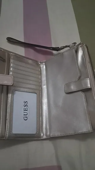Cartera ,monedero,Guess,solo tiene un pequeño roce