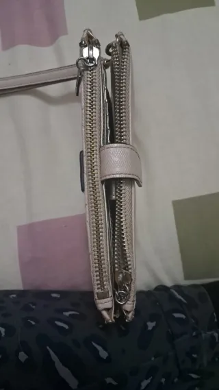 Cartera ,monedero,Guess,solo tiene un pequeño roce