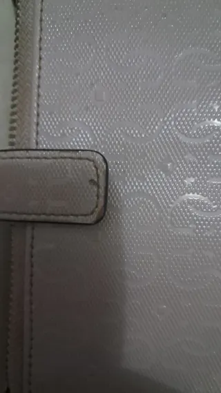 Cartera ,monedero,Guess,solo tiene un pequeño roce