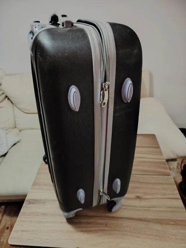 Maleta de viaje rígida oscura