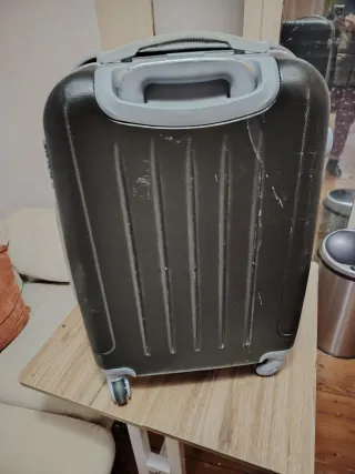 Maleta de viaje rígida oscura