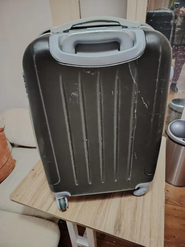 Maleta de viaje rígida oscura