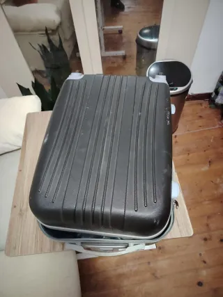 Maleta de viaje rígida oscura