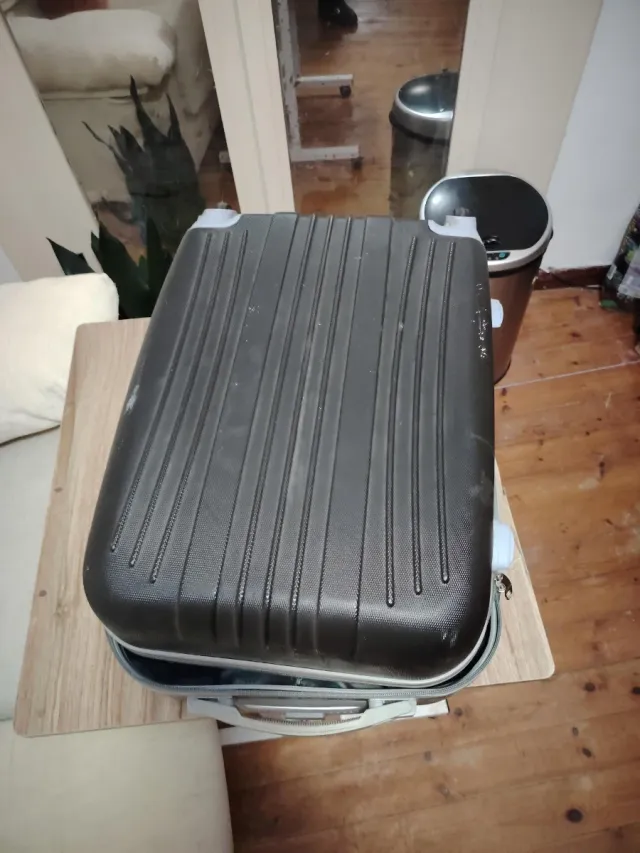 Maleta de viaje rígida oscura