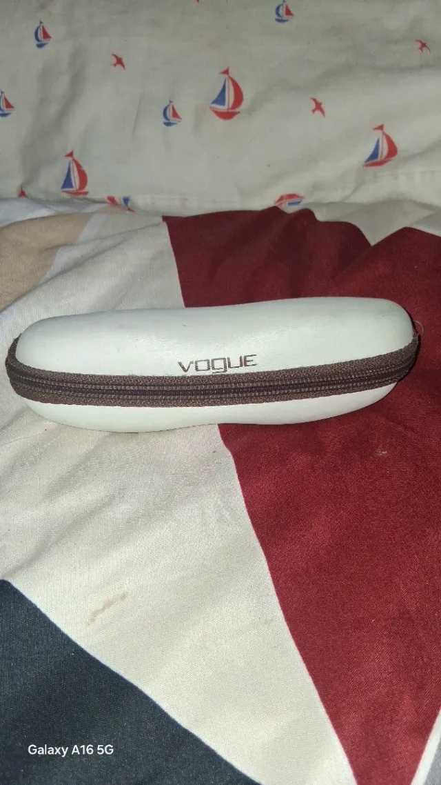 Funda de gafas Vogue blanca y marrón