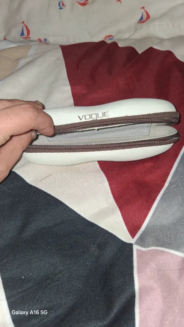 Funda de gafas Vogue blanca y marrón